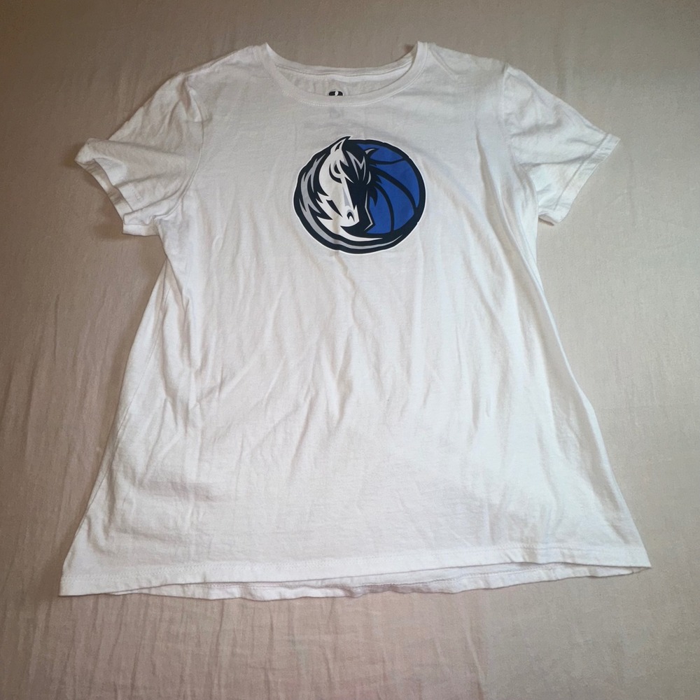 NBA Dallas Mavericks Graphic T-Shirt White Cotton Womens Medium AEWSHR107
